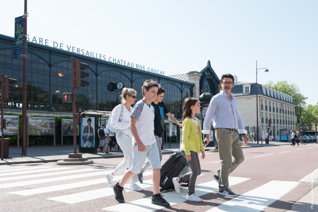 From Château Rive Gauche station