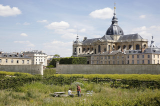 Vue sur la Cathédrale Saint Louis depuis le Potager du Roi Vue sur la Cathédrale Saint Louis depuis le Potager du Roi