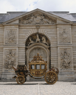 Le Carrosse du Sacre devant la Grande Ecurie Le Carrosse du Sacre devant la Grande Ecurie