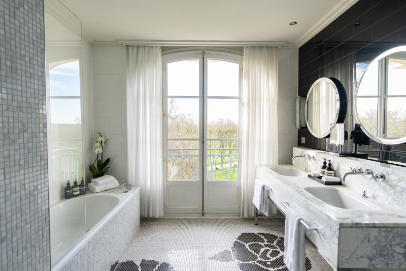 Salle de bain vue parc