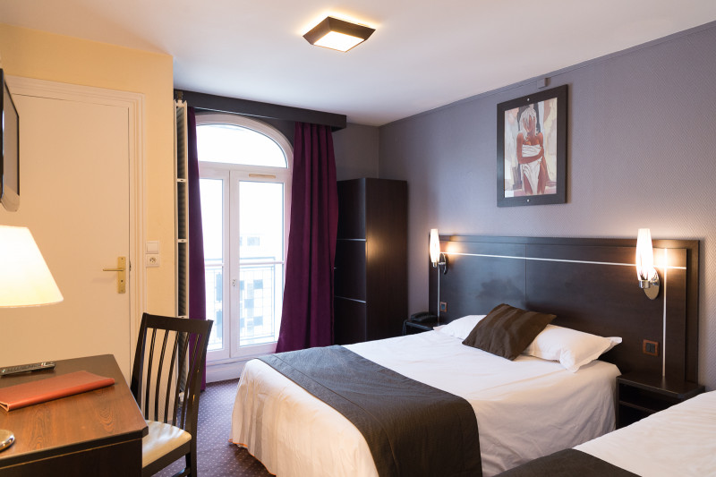 Chambre twin lumineuse avec bureau