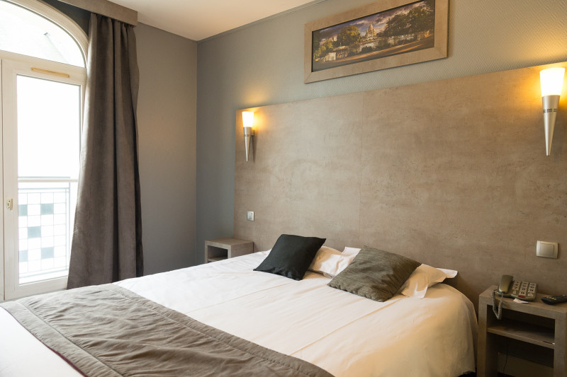 Chambre lumineuse avec lit double et éclairage Chambre lumineuse avec lit double et éclairage