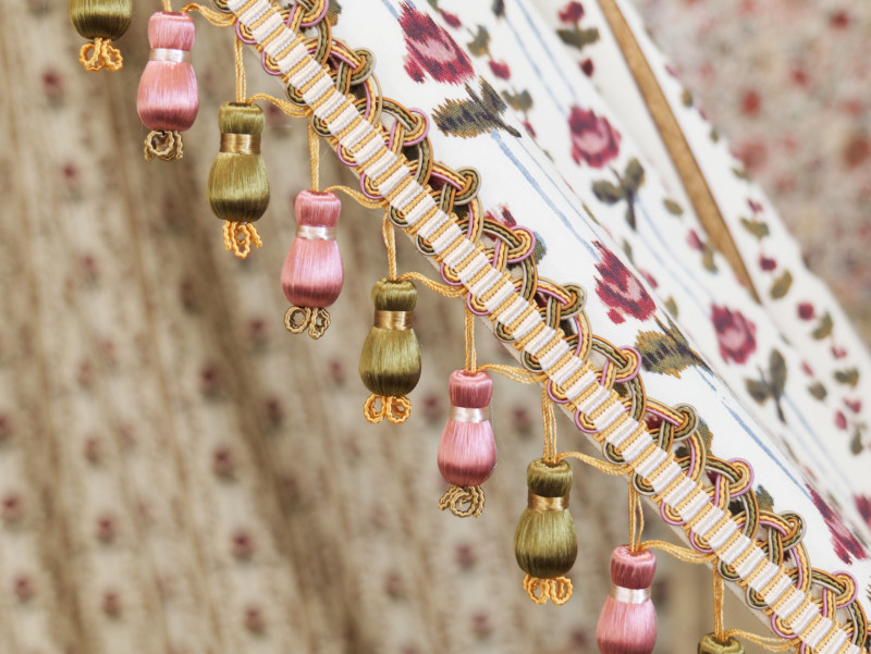 Détail d'une passementerie d'un ciel de lit - © Pauline Pirot Détail d'une passementerie d'un ciel de lit