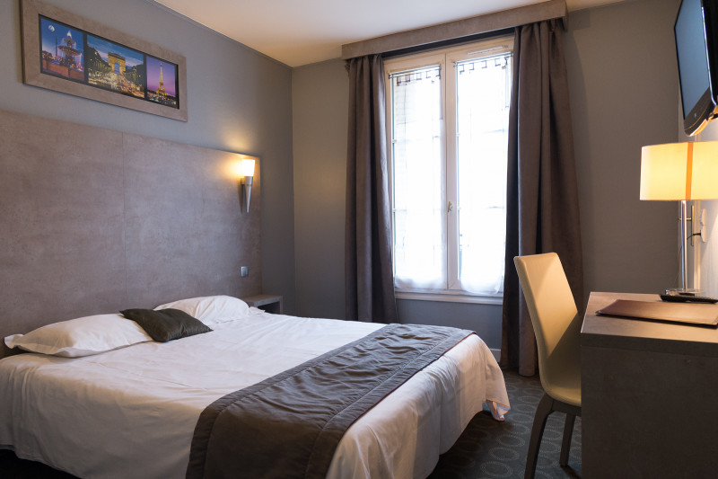 Chambre lumineuse avec lit double et bureau