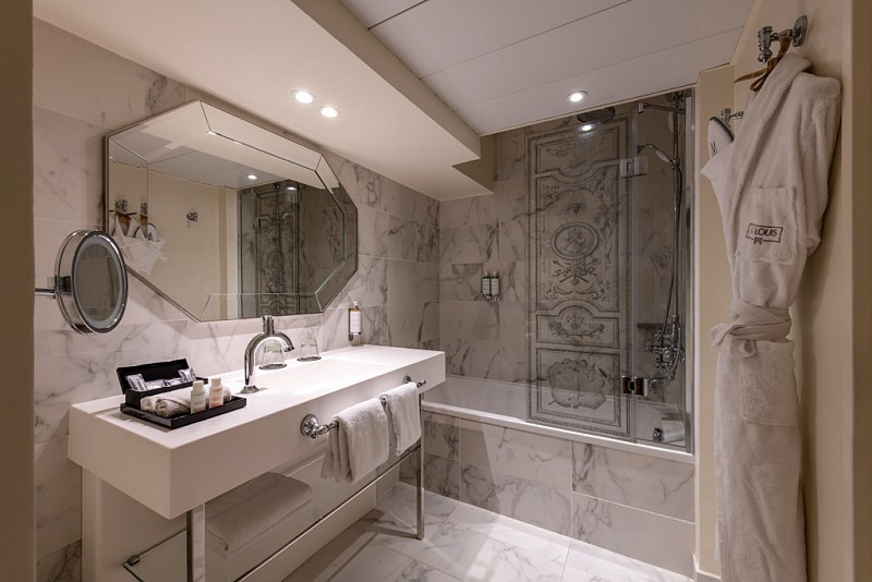 Vue intérieure d'une salle de bain de l'hôtel