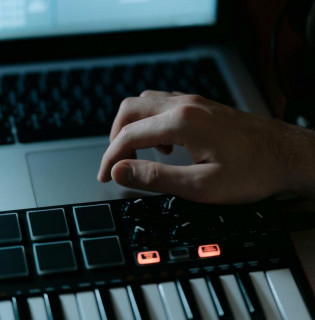 Mediateca Ancienne Poste - Taller de sintetizador y creación musical_Versailles - © Versailles Grand Parc Mediateca Ancienne Poste - Taller de sintetizador y creación musical_Versailles