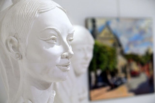 Photographie d'un buste de femme sculpté d'une exposition précédente