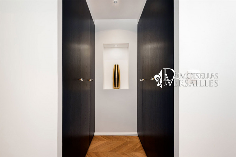 Hall of the apartment - © Les Demoiselles à Versailles Hall of the apartment