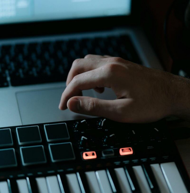 Mediateca Ancienne Poste - Taller de sintetizador y creación musical_Versailles - © Versailles Grand Parc Mediateca Ancienne Poste - Taller de sintetizador y creación musical_Versailles