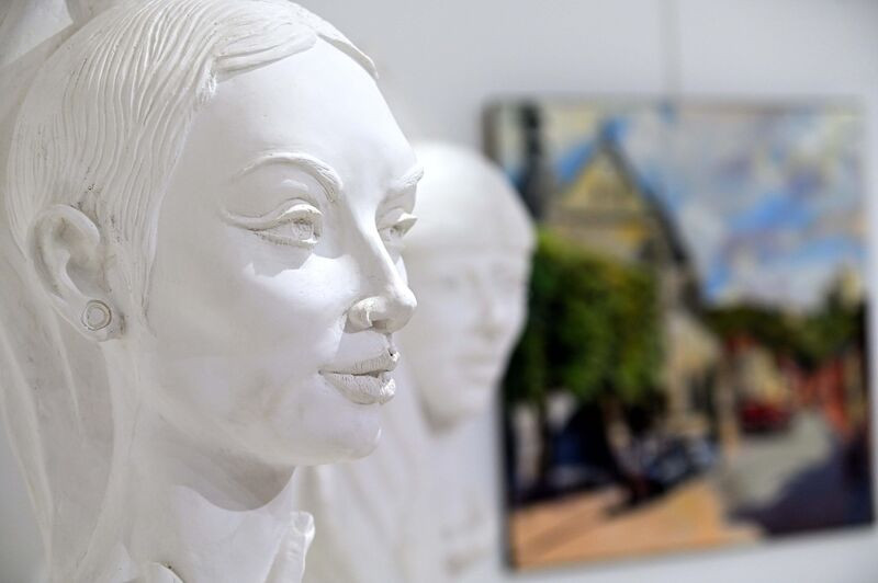 Photographie d'un buste de femme sculpté d'une exposition précédente Photographie d'un buste de femme sculpté d'une exposition précédente